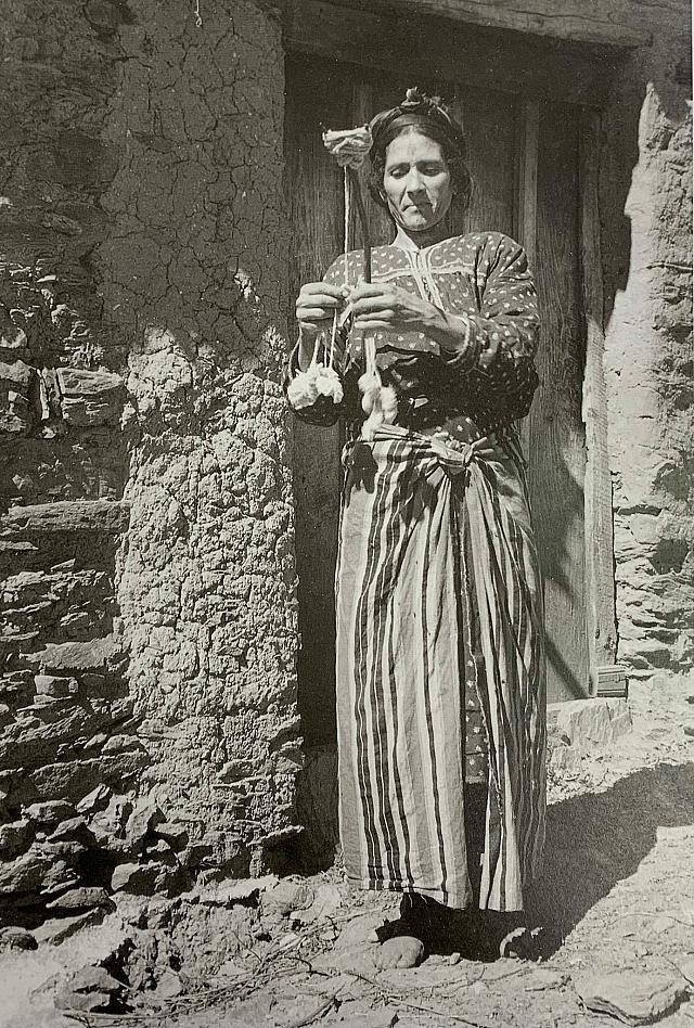 Femme kabyle tressant une ceinture